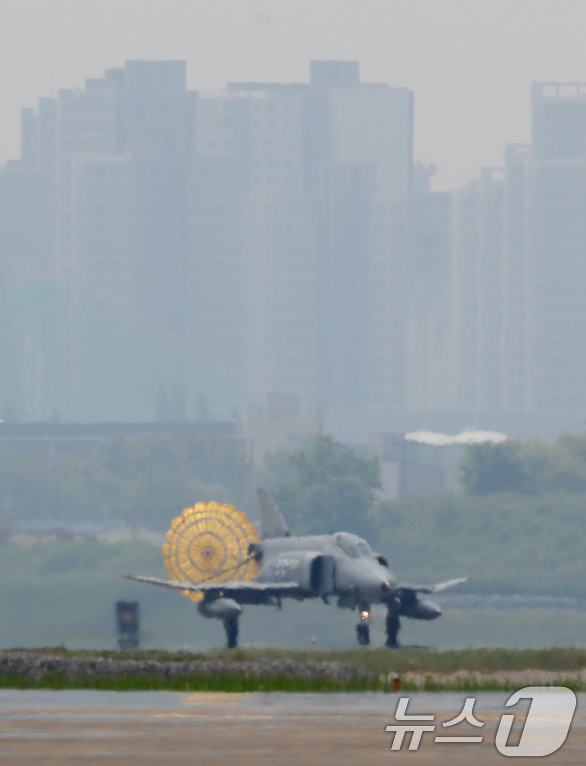 (수원=뉴스1) 김영운 기자 = 5일 오전 경기 수원시 공군 제10전투비행단에서 열린 'F-4 팬텀 퇴역식 미디어데이'에서 F-4 팬텀 전투기가 착륙하고 있다. 2024.6.5/뉴 …