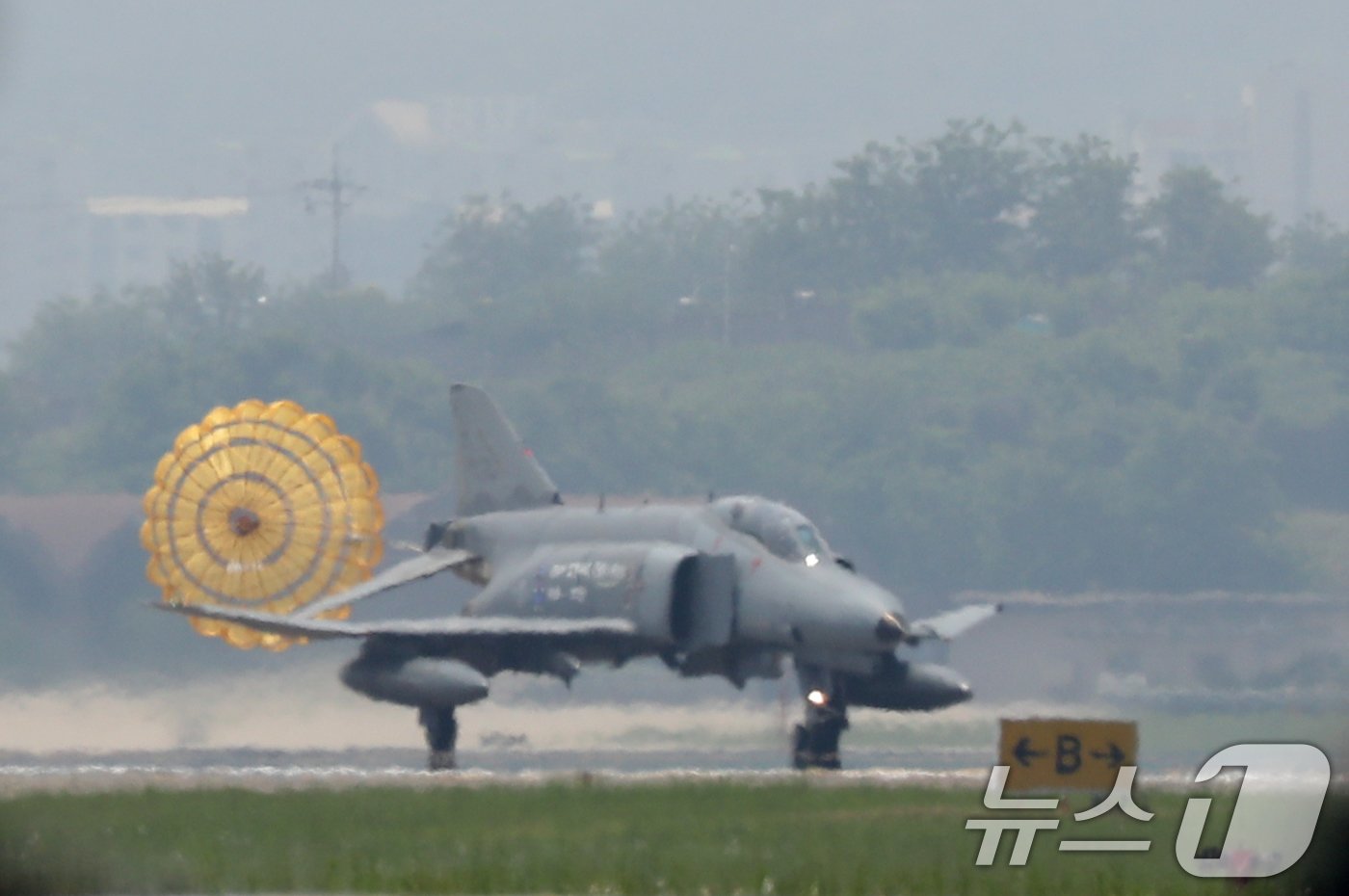 본문 이미지 - 5일 오전 경기 수원시 공군 제10전투비행단에서 열린 'F-4 팬텀 퇴역식 미디어데이'에서 F-4 팬텀 전투기가 착륙하고 있다. 2024.6.5/뉴스1 ⓒ News1 김영운 기자