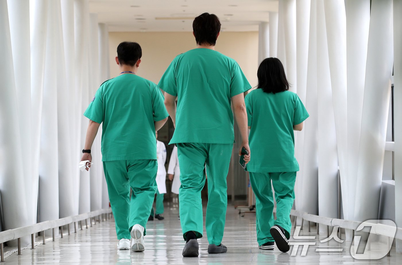 본문 이미지 - 전공의 이탈이 100일을 넘긴 가운데 5일 서울의 한 대학병원에서 의료진이 이동하고 있다. 2024.6.5/뉴스1 ⓒ News1 임세영 기자