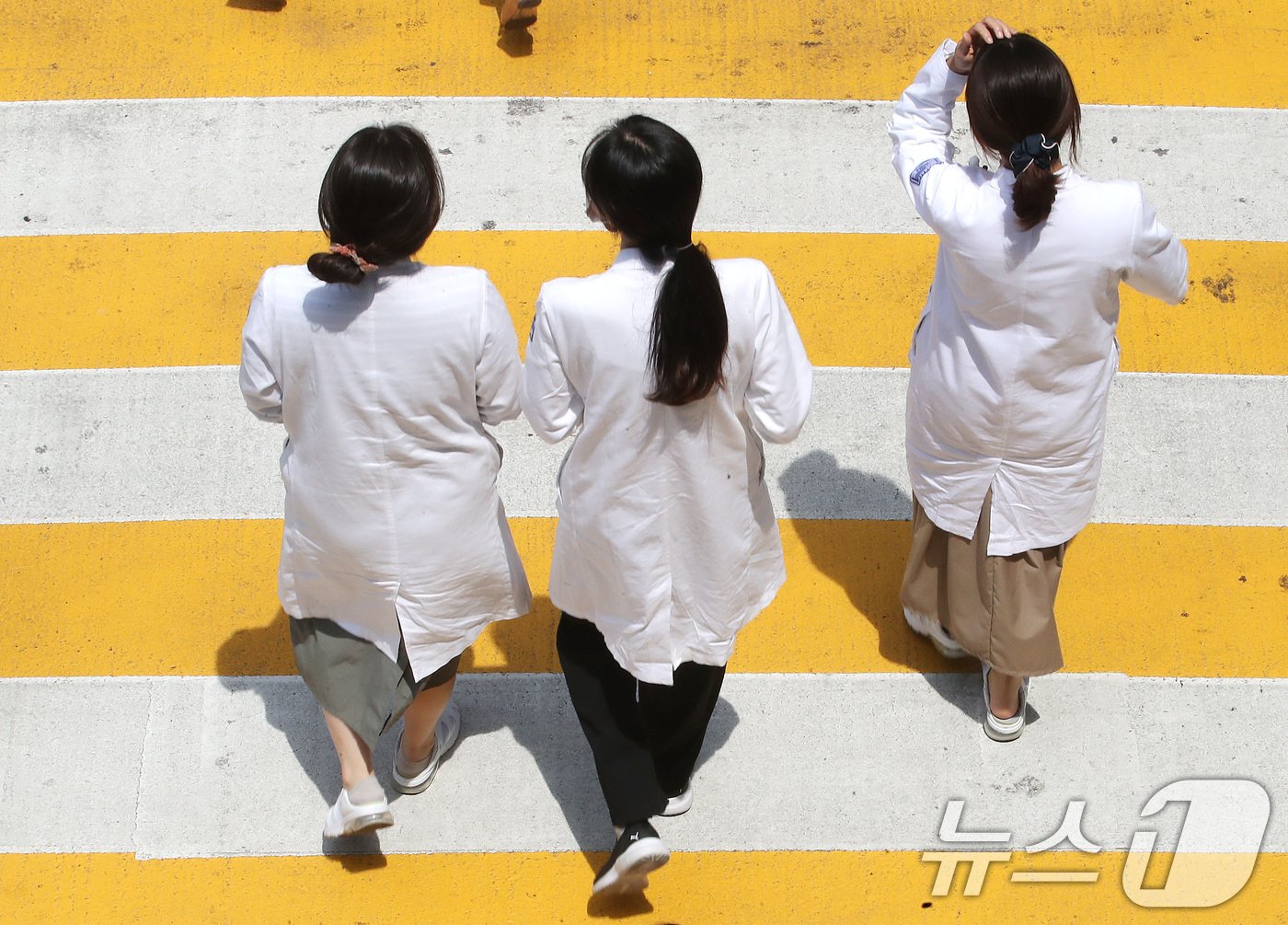 전공의 이탈이 100일을 넘긴 가운데 5일 서울의 한 대학병원에서 의료진이 이동하고 있다. 2024.6.5/뉴스1 ⓒ News1 임세영 기자