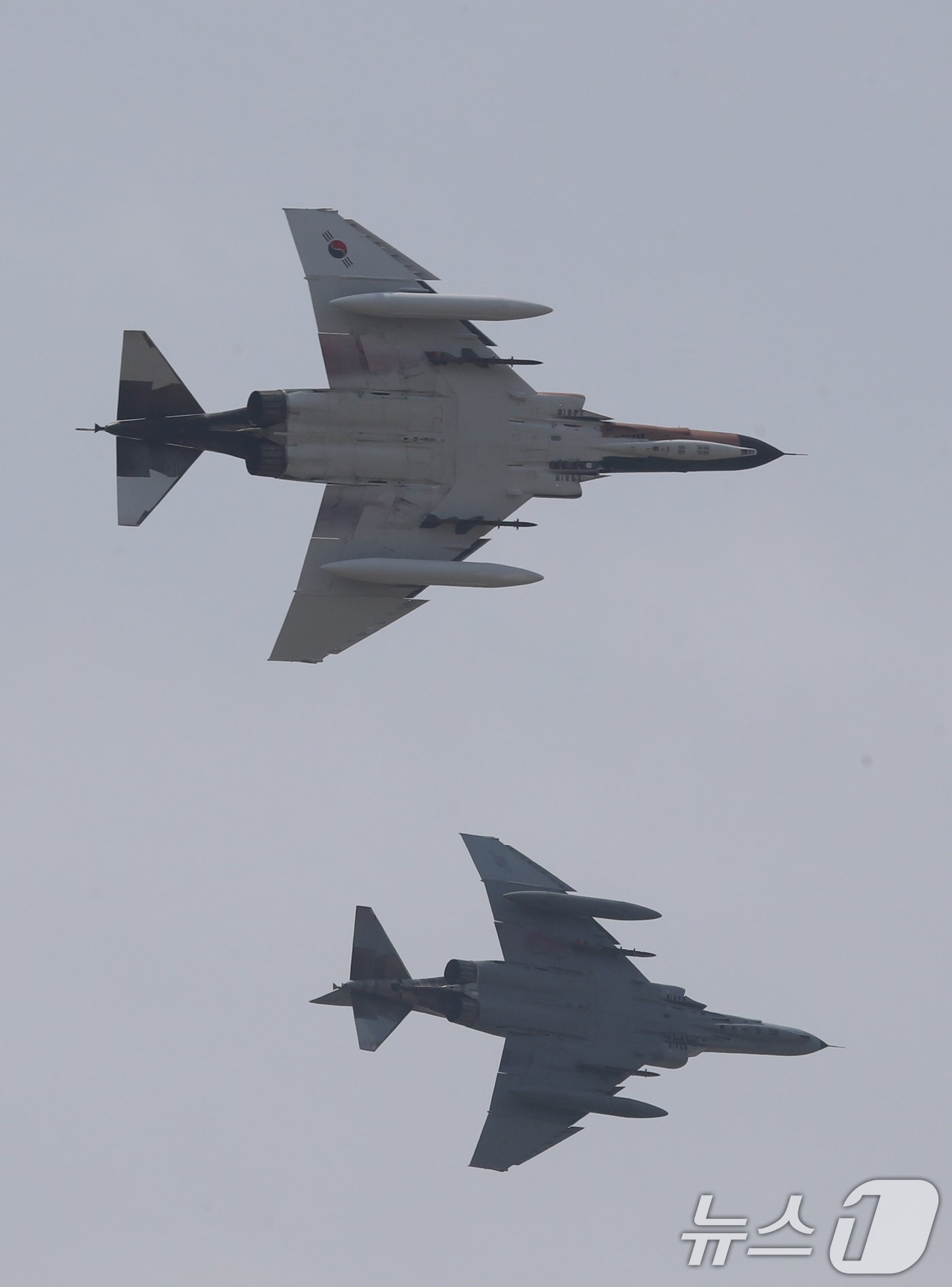 본문 이미지 - 5일 오전 경기 수원시 공군 제10전투비행단에서 열린 'F-4 팬텀 퇴역식 미디어데이'에서 F-4 팬텀 전투기가 수원기지 상공을 비행하고 있다. 2024.6.5/뉴스1 ⓒ News1 김영운 기자