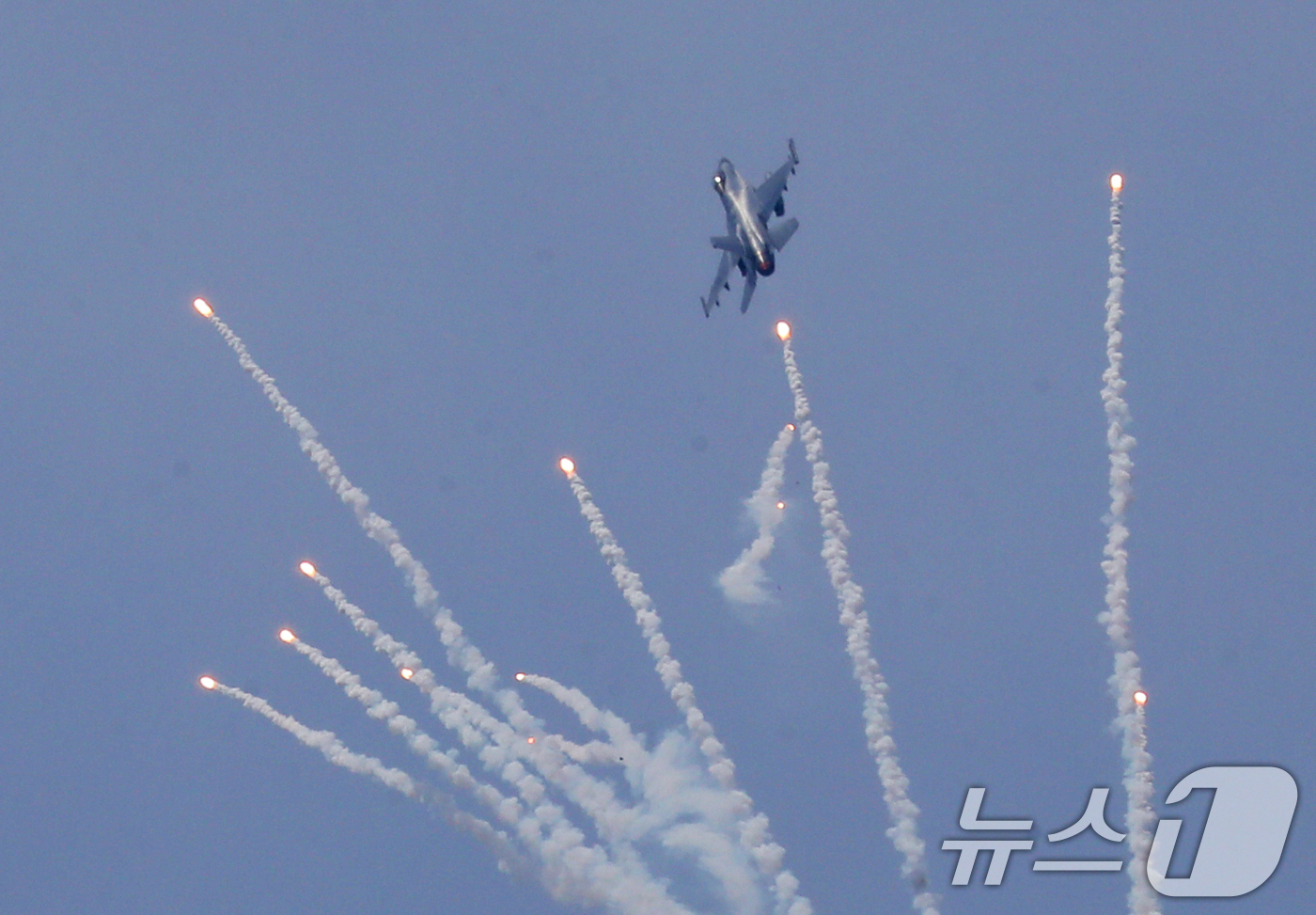 (수원=뉴스1) 김영운 기자 = 5일 오전 경기 수원시 공군 제10전투비행단에서 열린 'F-4 팬텀 퇴역식 미디어데이'에서 RF-16 전투기가 수원기지 상공을 비행하고 있다. 20 …