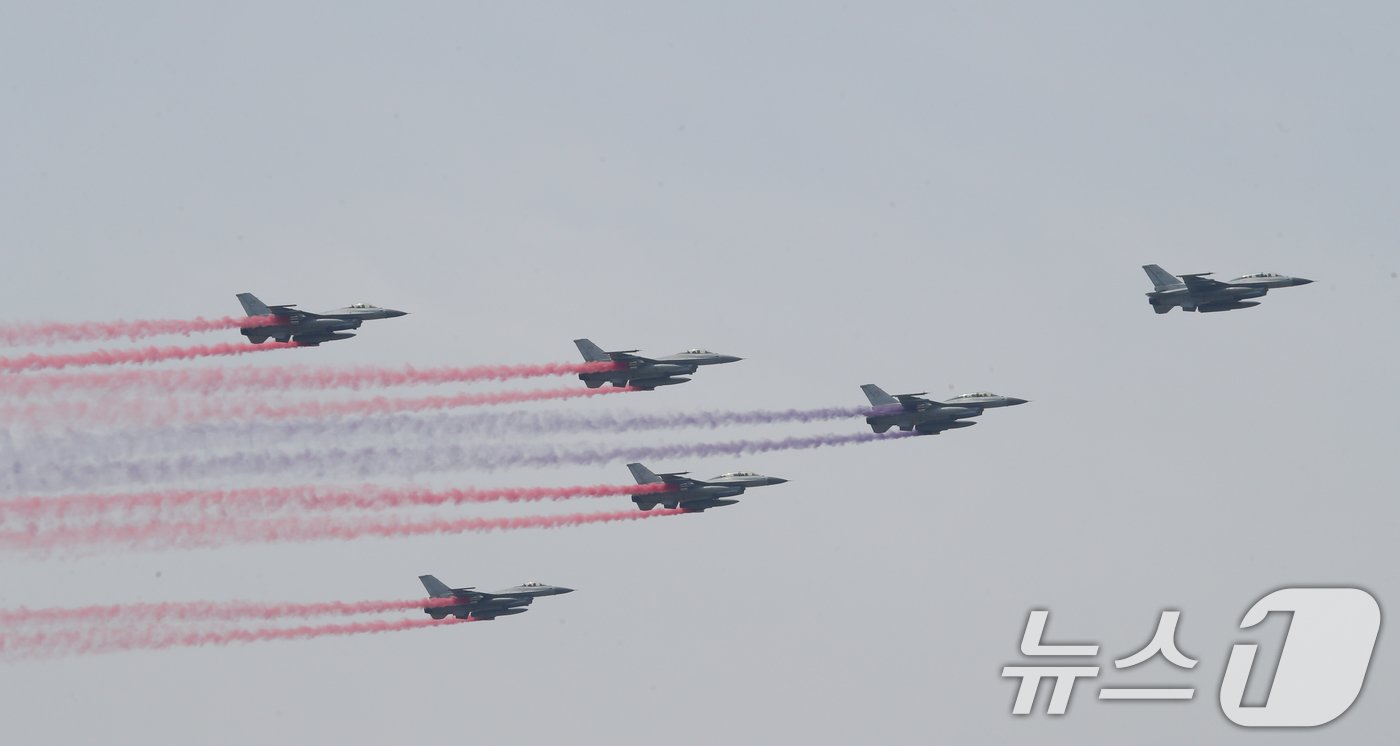 본문 이미지 - 5일 오전 경기 수원시 공군 제10전투비행단에서 열린 'F-4 팬텀 퇴역식 미디어데이'에서 KF-16 전투기가 수원기지 상공을 비행하고 있다. 2024.6.5/뉴스1 ⓒ News1 김영운 기자