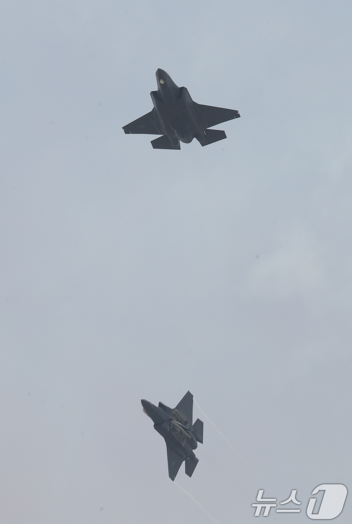 (수원=뉴스1) 김영운 기자 = 5일 오전 경기 수원시 공군 제10전투비행단에서 열린 'F-4 팬텀 퇴역식 미디어데이'에서 F-35A 전투기가 수원기지 상공을 비행하고 있다. 20 …