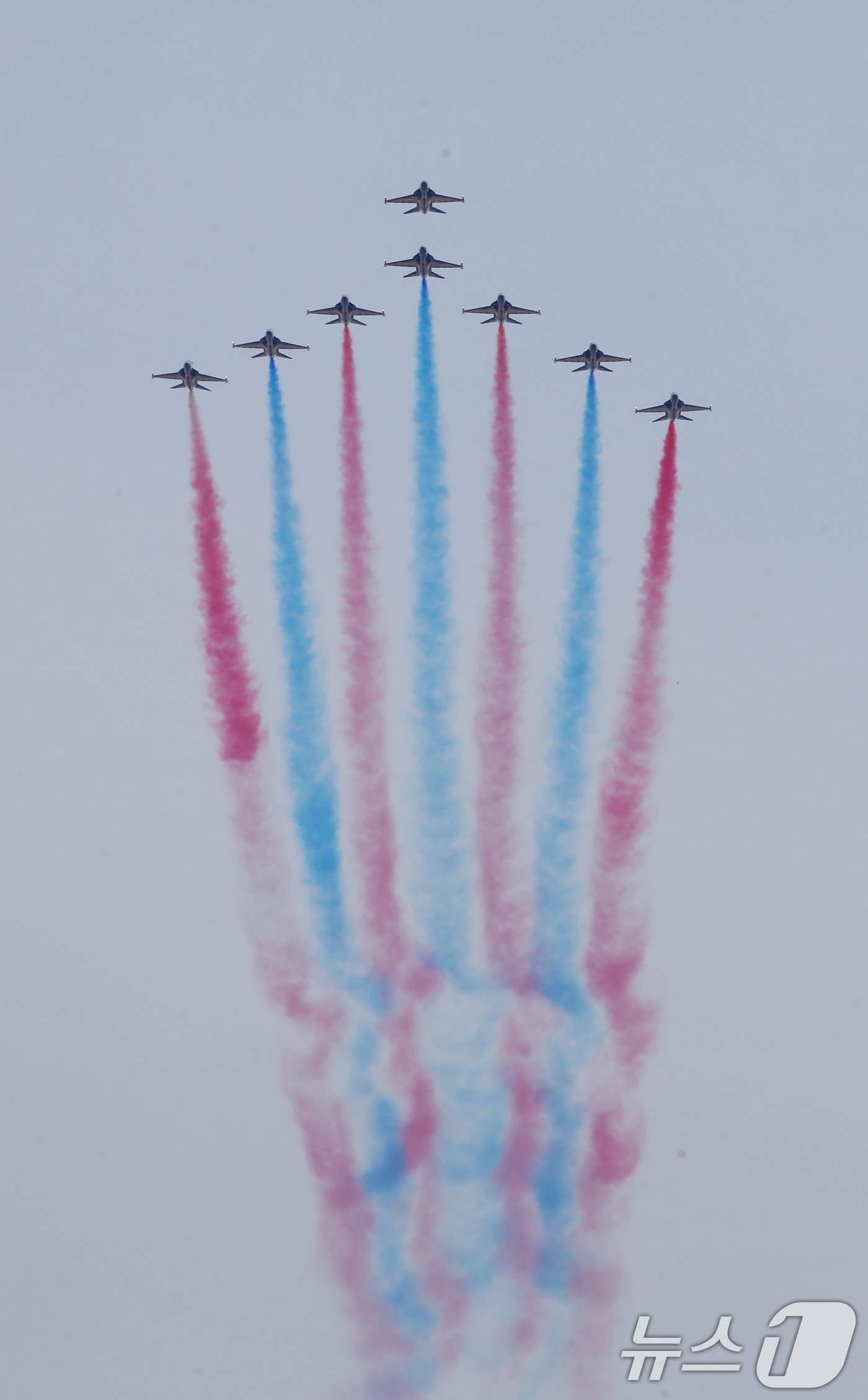 본문 이미지 - 5일 오전 경기 수원시 공군 제10전투비행단에서 열린 'F-4 팬텀 퇴역식 미디어데이'에서 공군 특수비행팀 블랙이글스가 수원기지 상공에서 축하 비행하고 있다. 2024.6.5/뉴스1 ⓒ News1 김영운 기자
