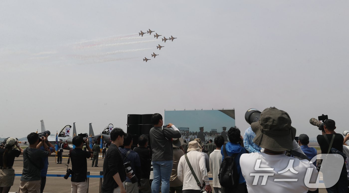 5일 오전 경기 수원시 공군 제10전투비행단에서 열린 &#39;F-4 팬텀 퇴역식 미디어데이&#39;에서 공군 특수비행팀 블랙이글스가 수원기지 상공에서 축하 비행하고 있다. 2024.6.5/뉴스1 ⓒ News1 김영운 기자