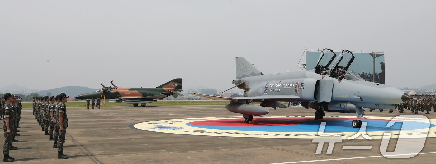 본문 이미지 - 5일 오전 경기 수원시 공군 제10전투비행단에서 열린 'F-4 팬텀 퇴역식 미디어데이'에서 F-4 팬텀 전투기가 착륙한 뒤 행사장으로 들어서고 있다. 2024.6.5/뉴스1 ⓒ News1 김영운 기자