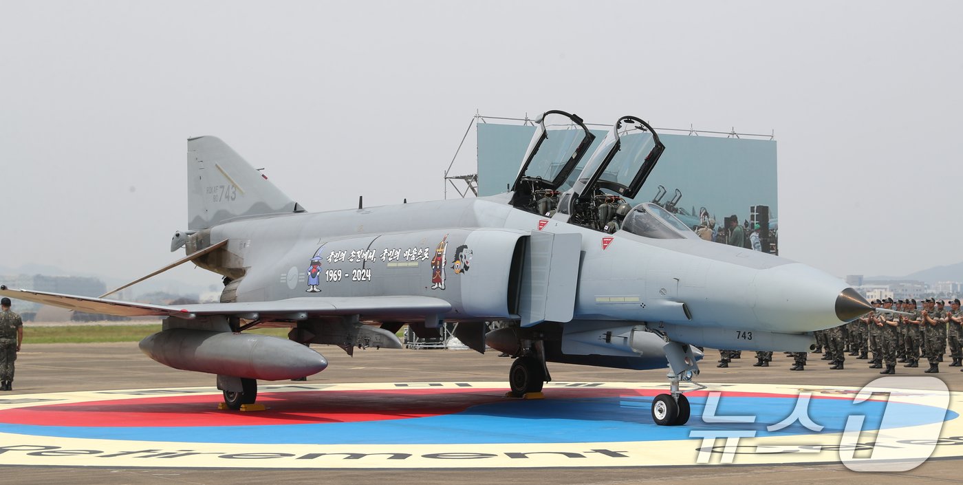 본문 이미지 - 5일 오전 경기 수원시 공군 제10전투비행단에서 열린 'F-4 팬텀 퇴역식 미디어데이'에서 F-4 팬텀 전투기가 착륙한 뒤 행사장으로 들어서고 있다. 2024.6.5/뉴스1 ⓒ News1 김영운 기자