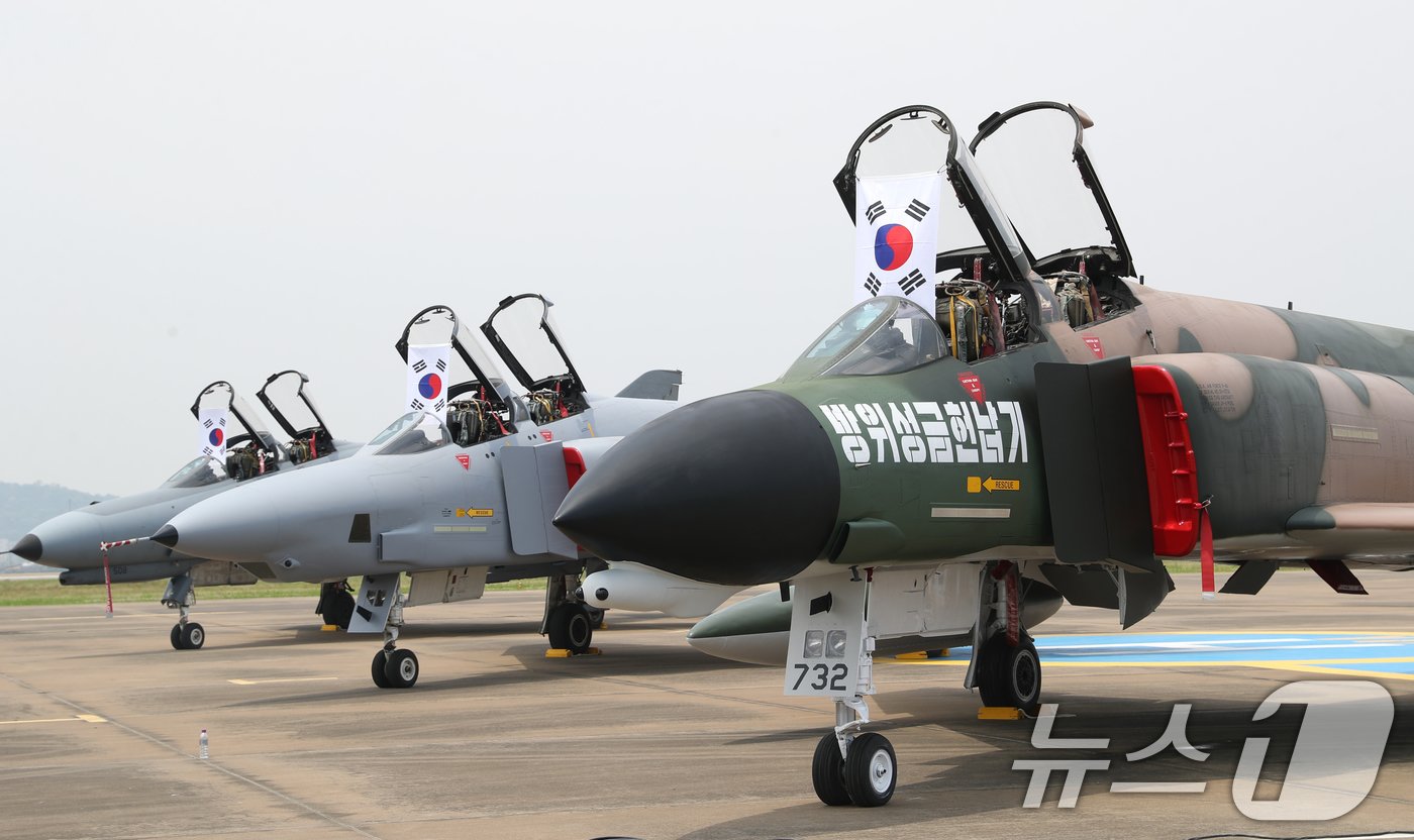 본문 이미지 - 5일 오전 경기 수원시 공군 제10전투비행단에서 열린 'F-4 팬텀 퇴역식 미디어데이'에서 F-4 팬텀 전투기가 전시되어 있다. 2024.6.5/뉴스1 ⓒ News1 김영운 기자