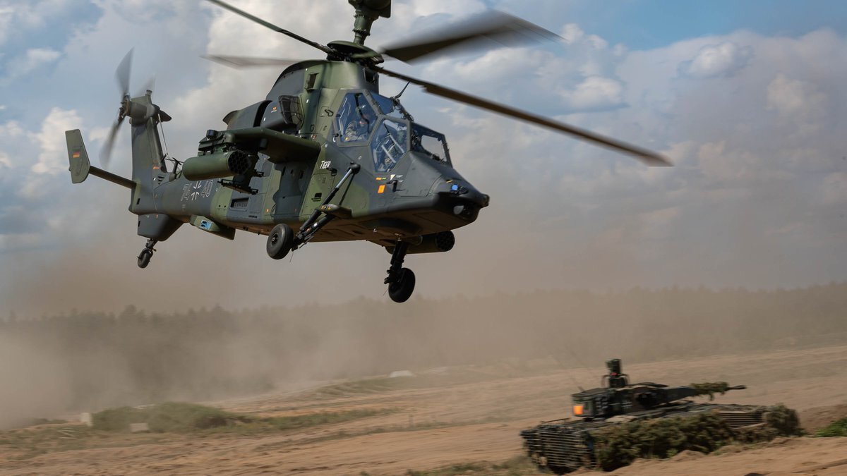 본문 이미지 - '쿼드리가 2024' 훈련에서 독일군 티거(Tiger) 공격 헬리콥터가 비행하고 있다. (출처=독일연방군) 2024. 6.5.