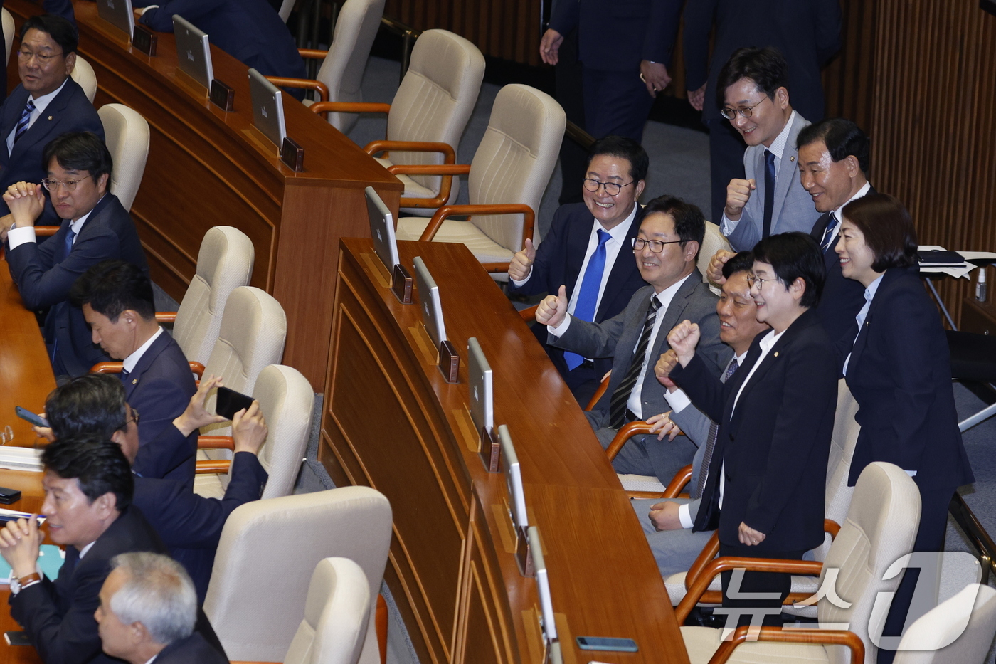 (서울=뉴스1) 안은나 기자 = 22대 국회 첫 본회의가 열린 5일 오후 서울 여의도 국회 본회의장에서 더불어민주당 의원들이 기념촬영을 하고 있다. 2024.6.5/뉴스1