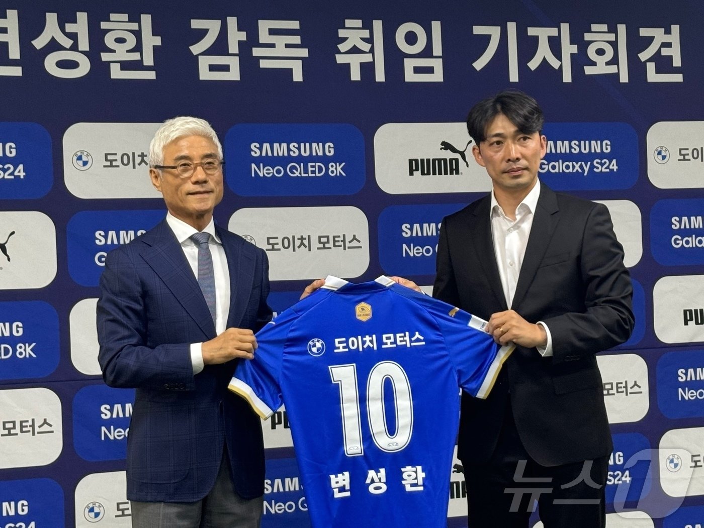 본문 이미지 - 5일 취임 기자회견을 가진 변성환 수원 삼성 감독.(오른쪽)이 박경훈 수원 단장과 포즈를 취하고 있다. ⓒ News1 이재상 기자