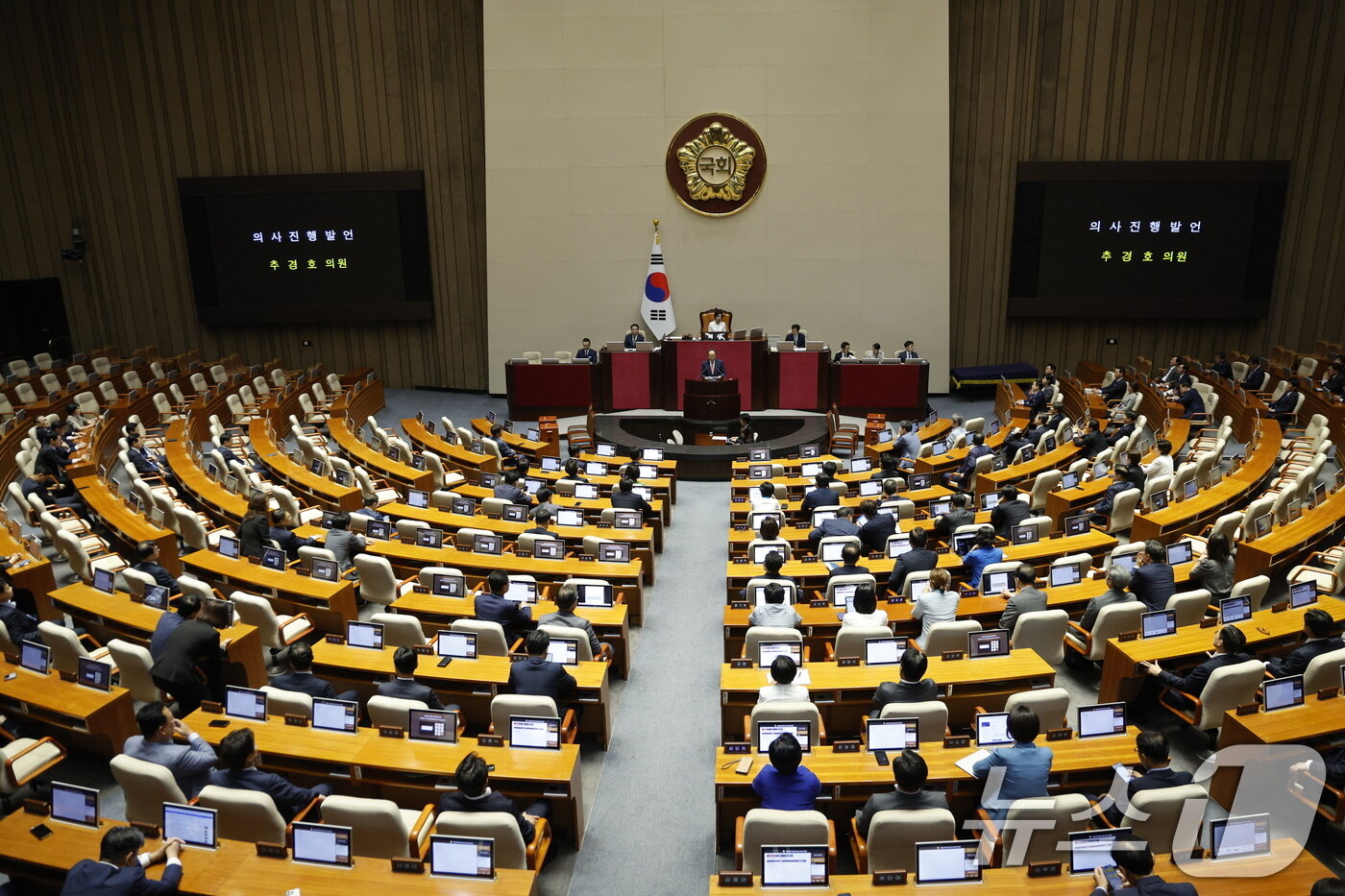 본문 이미지 - 추경호 국민의힘 원내대표가 5일 오후 서울 여의도 국회 본회의장에서 의사진행발언을 하고 있다. 국민의힘 의원들은 이날 22대 국회 전반기 국회의장단 선출을 위한 본회의에 불참했다. 2024.6.5/뉴스1 ⓒ News1 안은나 기자