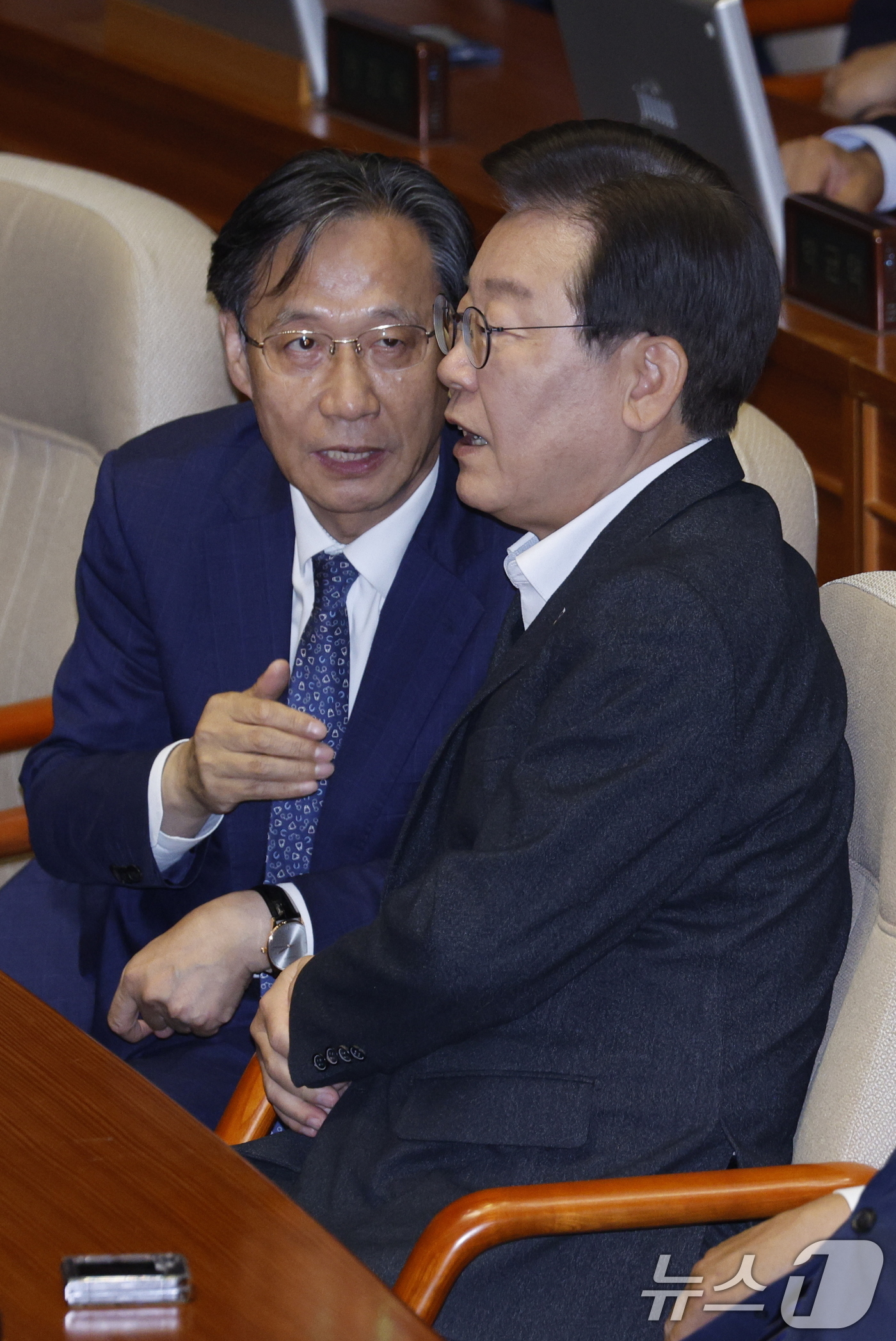 (서울=뉴스1) 안은나 기자 = 더불어민주당 이재명 대표와 유동수의원이 5일 오후 서울 여의도 국회 본회의장에서 대화를 나누고 있다. 2024.6.5/뉴스1
