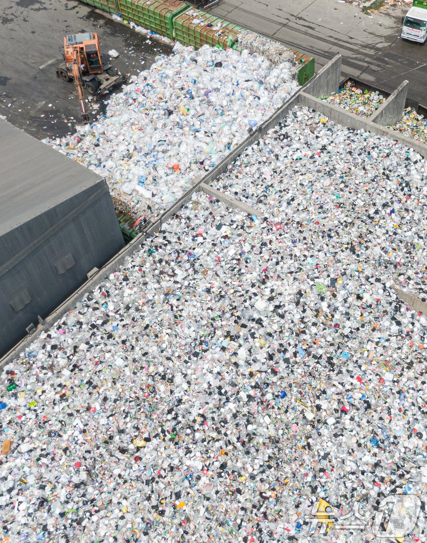 본문 이미지 - 환경의 날인 5일 오후 경기도 수원시 영통구 수원시자원순환센터에 플라스틱 재활용 쓰레기가 쌓여 있다. 2024.6.5/뉴스1 ⓒ News1 이재명 기자