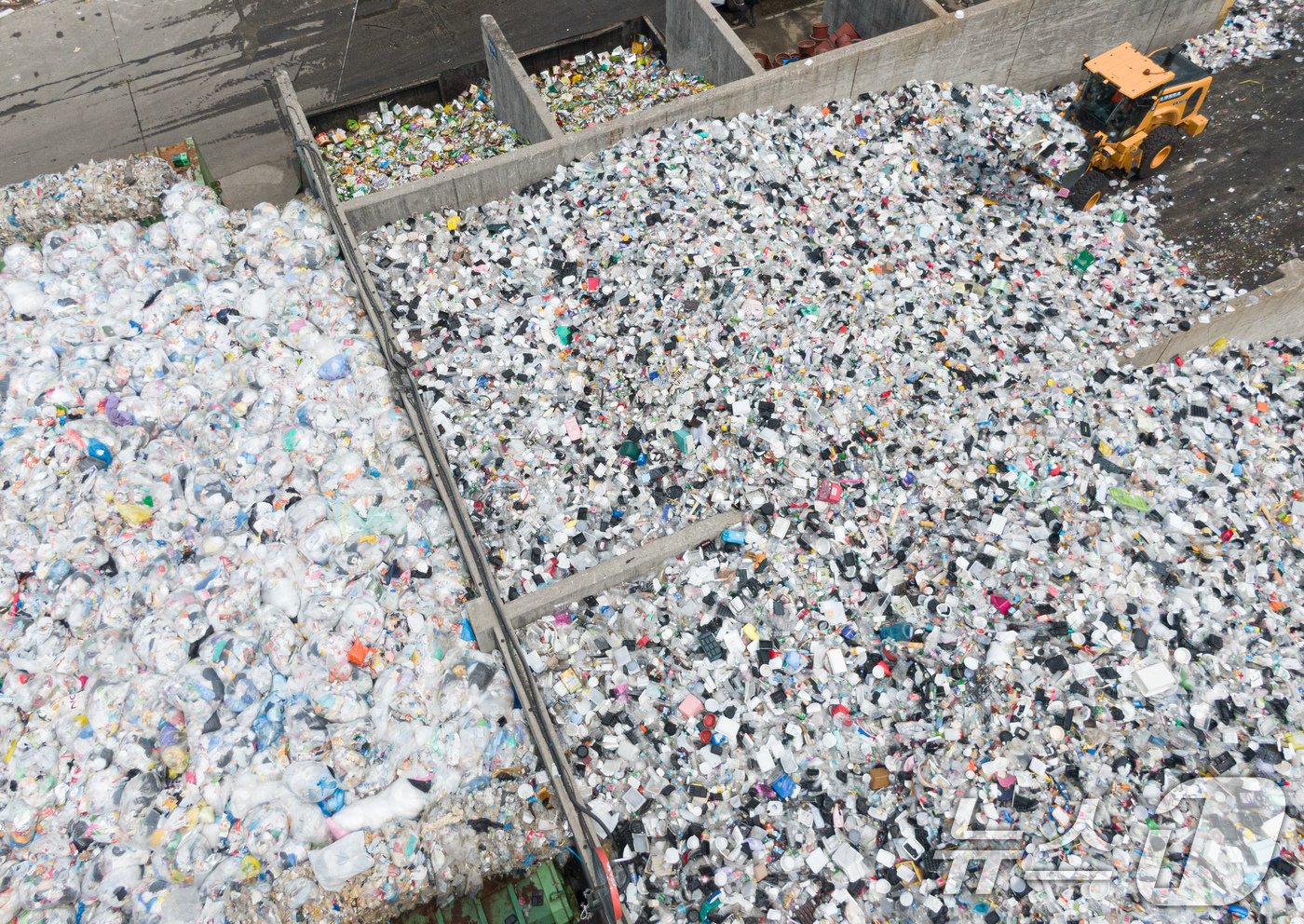 본문 이미지 - 환경의 날인 5일 오후 경기도 수원시 영통구 수원시자원순환센터에 플라스틱 재활용 쓰레기가 쌓여 있다. 2024.6.5/뉴스1 ⓒ News1 이재명 기자