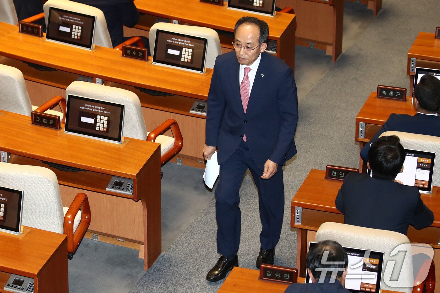 본문 이미지 - 추경호 국민의힘 원내대표가 5일 오후 서울 여의도 국회 본회의장에서 열린 22대 국회 첫 본회의에서 의사진행 발언을 마친뒤 본회의장을 나서고 있다. 2024.6.5/뉴스1 ⓒ News1 이광호 기자