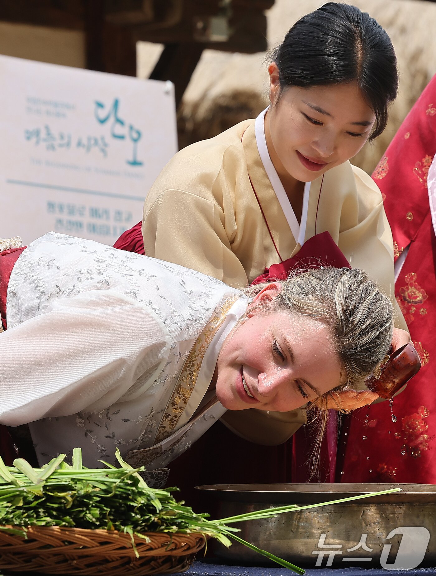 본문 이미지 - 절기상 단오(음력 5월 5일)를 닷새 앞둔 5일 오후 서울 종로구 국립민속박물관 오촌댁에서 외국인 관광객 가족이 창포물에 머리 감기 체험을 하고 있다. 2024.6.5/뉴스1 ⓒ News1 김진환 기자