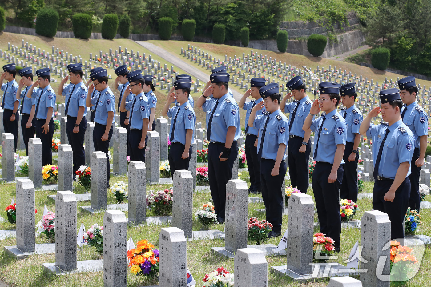 (영천=뉴스1) 공정식 기자 = 제69회 현충일을 하루 앞둔 5일 오후 영진전문대 공군 부사관학군단 후보생들이 경북 영천시 고경면 국립영천호국원을 찾아 호국영령이 잠든 묘역에서 참 …