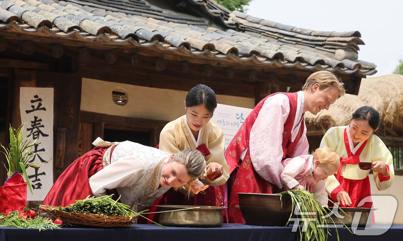 본문 이미지 - 절기상 단오(음력 5월 5일)를 닷새 앞둔 5일 오후 서울 종로구 국립민속박물관 오촌댁에서 외국인 관광객 가족이 창포물에 머리 감기 체험을 하고 있다. 2024.6.5/뉴스1 ⓒ News1 김진환 기자