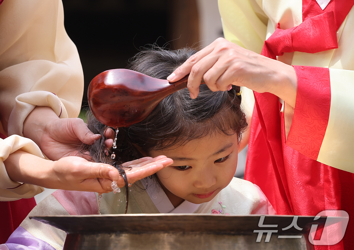 (서울=뉴스1) 김진환 기자 = 절기상 단오(음력 5월 5일)를 닷새 앞둔 5일 오후 서울 종로구 국립민속박물관 오촌댁에서 한 어린이가 창포물에 머리 감기 체험을 하고 있다. 20 …