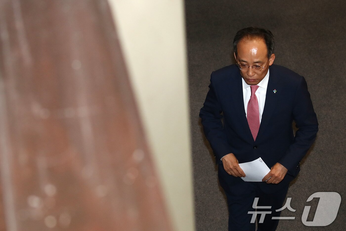 본문 이미지 - 추경호 국민의힘 원내대표가 5일 오후 의사진행 발언을 위해 서울 여의도 국회 본회의장에서 열린 22대 국회 첫 본회의에 홀로 참석, 잠시 나서고 있다. 2024.6.5/뉴스1 ⓒ News1 이광호 기자