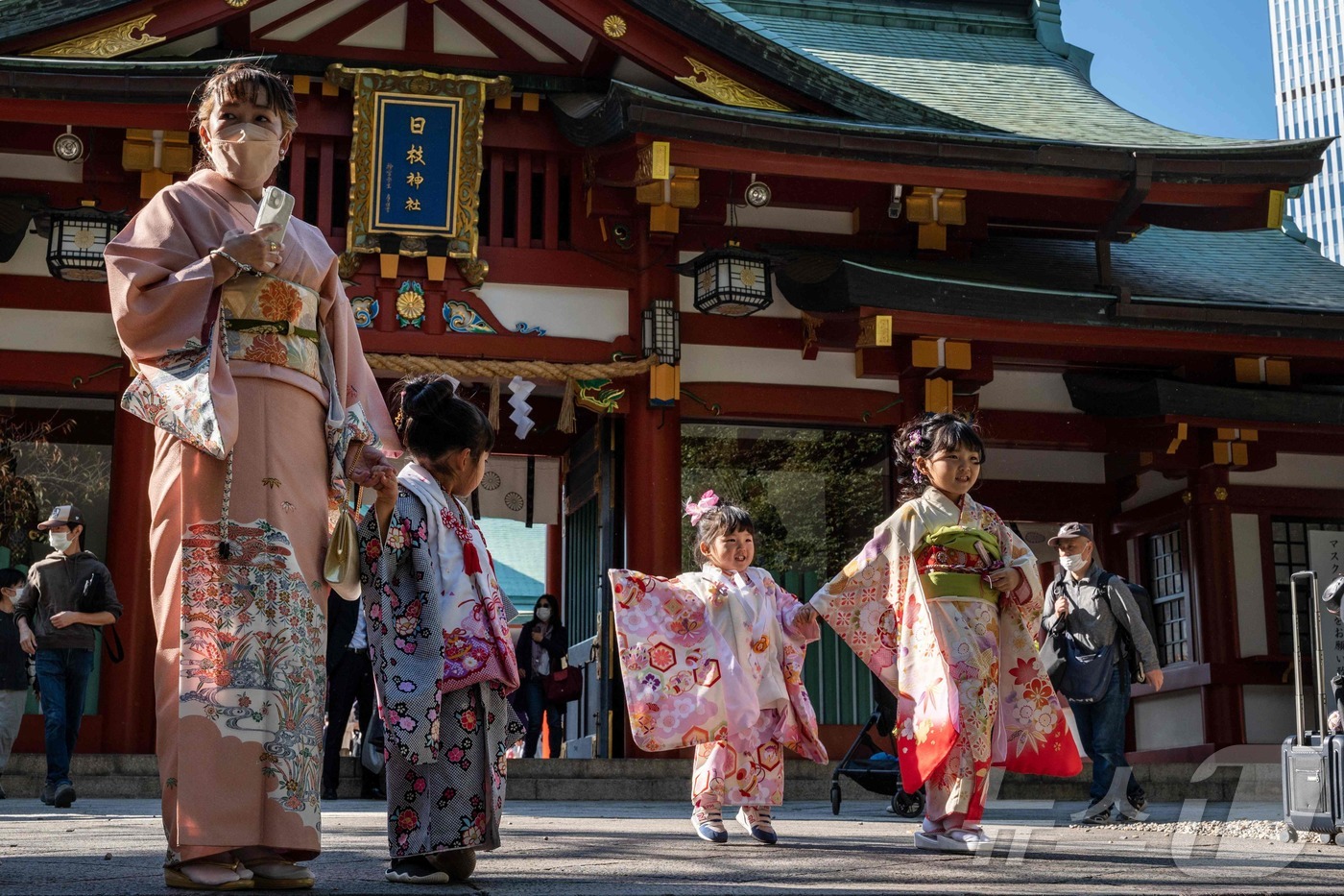 (AFP=뉴스1) 정윤영 기자 = 일본에서 아이들이 도쿄 미나토구 나가타초에 위치한 히에 신사에서 기모노를 입고 거리를 걷고 있다. 2023. 11.03.ⓒ AFP=뉴스1