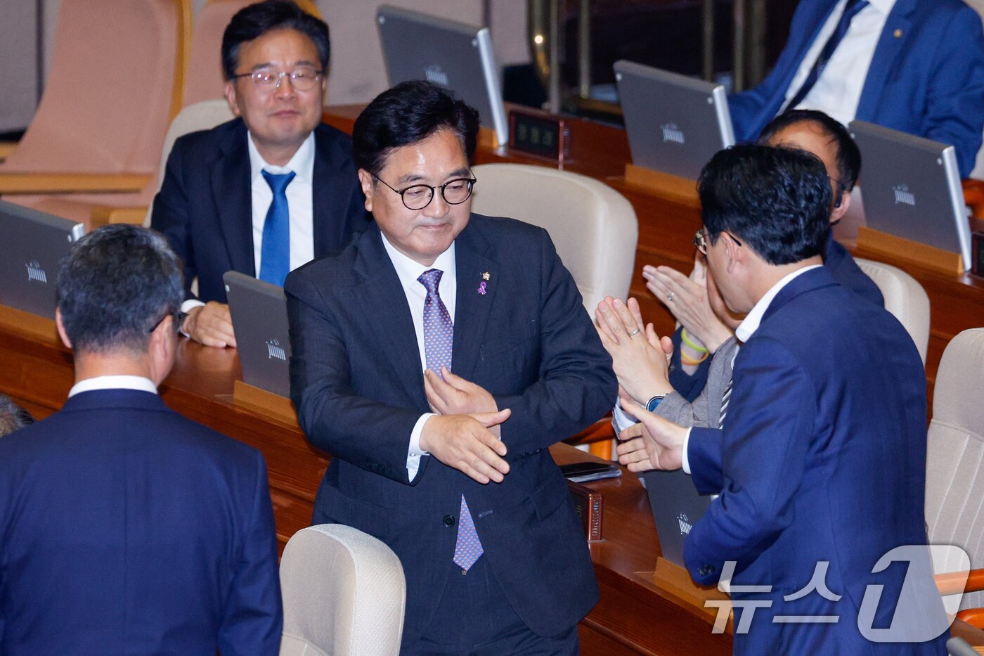 본문 이미지 - 국회의장에 선출된 우원식 더불어민주당 의원이 5일 오후 서울 여의도 국회 본회의장에서 동료 의원들의 축하를 받고 있다. 2024.6.5/뉴스1 ⓒ News1 안은나 기자