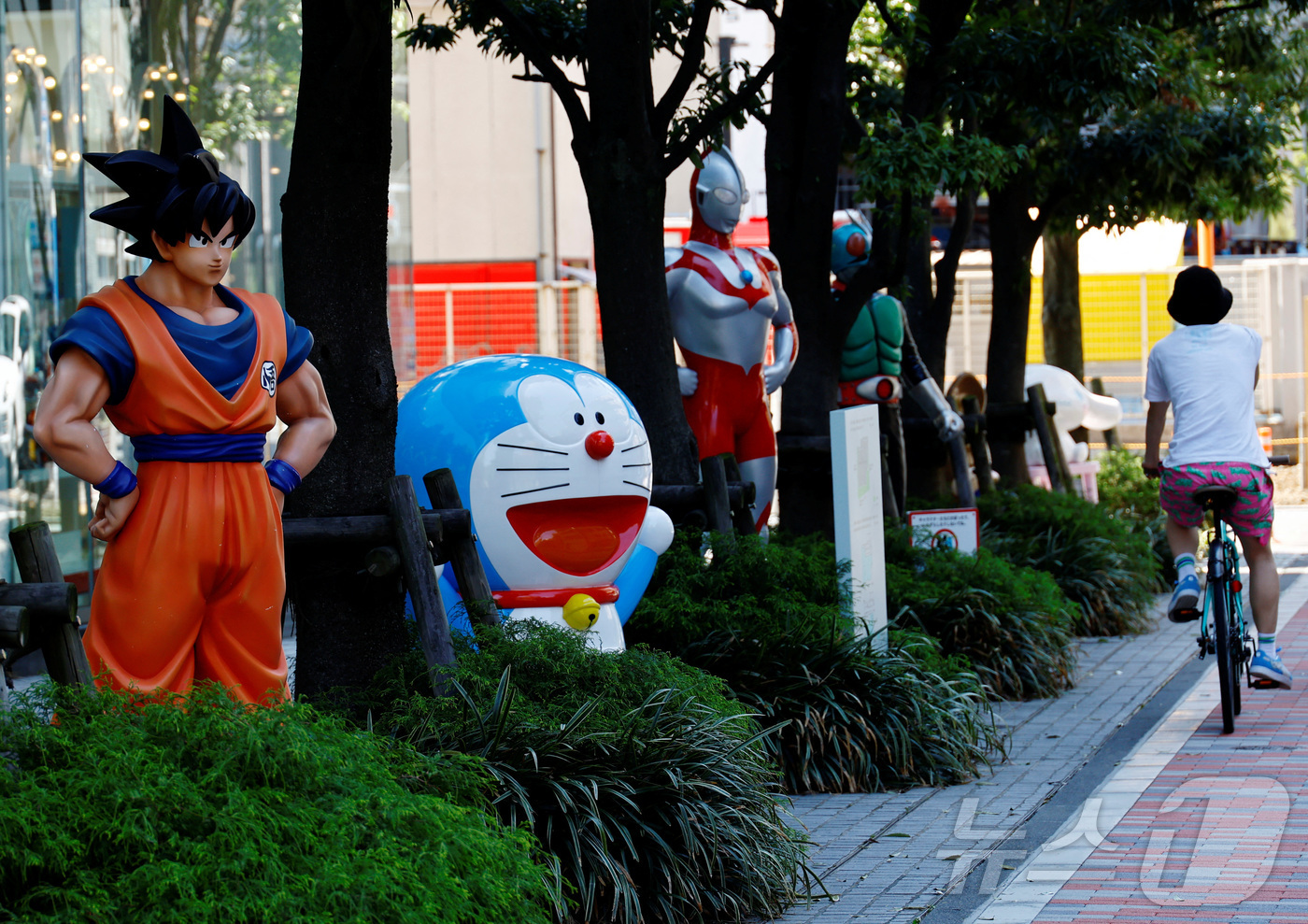 (도쿄 로이터=뉴스1) 김성식 기자 = 지난 4월 일본 도쿄의 거리에 인기 만화 '드래곤볼' '도라에몽' '울트라맨'의 주인공인 손오공, 도라에몽, 울트라맨의 조형물이 전시된 모습 …