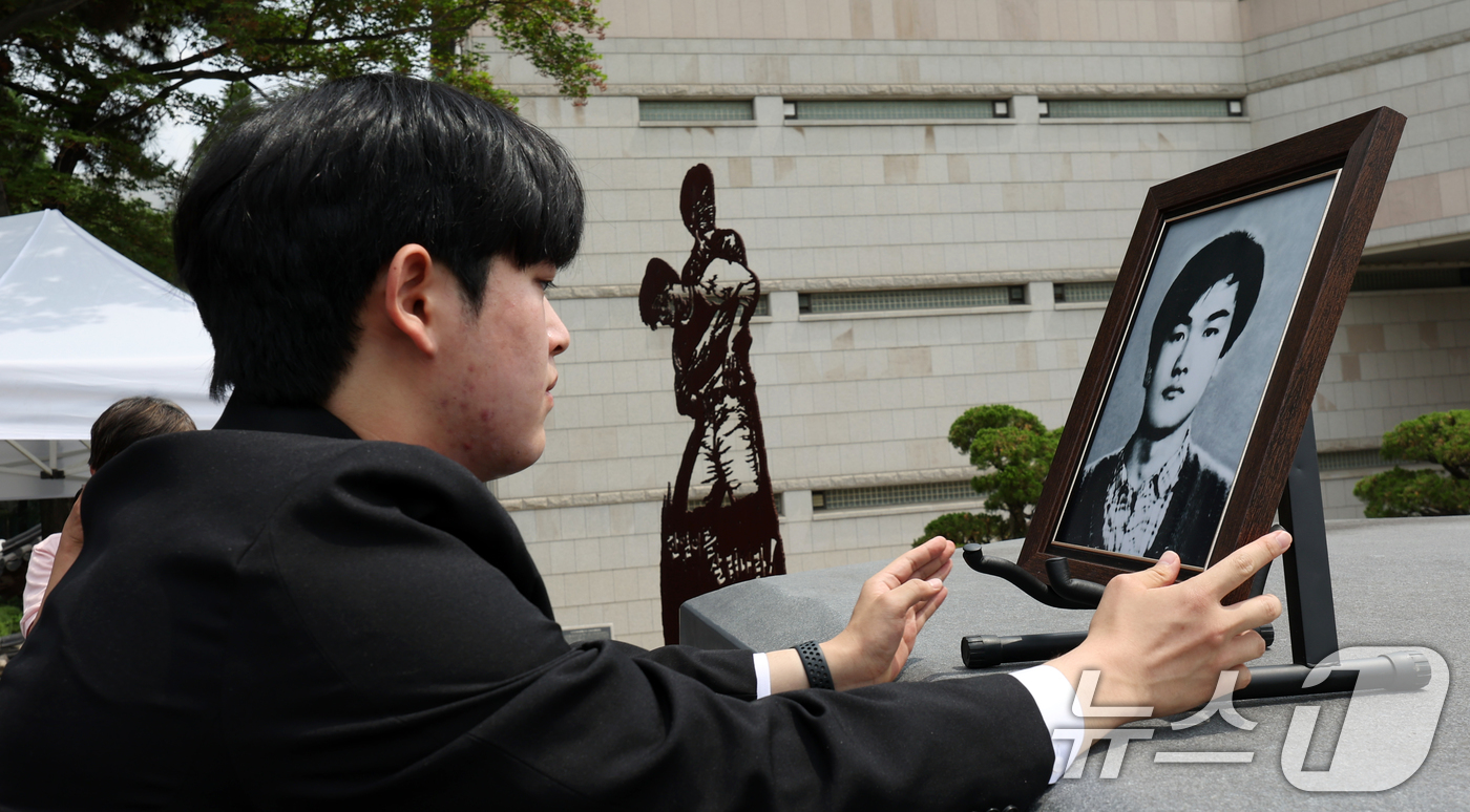 (서울=뉴스1) 김명섭 기자 = 5일 서울 서대문구 연세대학교에서 열린 제37주기 이한열 추모식에서 학생추모기획단이 영정사진을 들고 입장하고 있다. 2024.6.5/뉴스1
