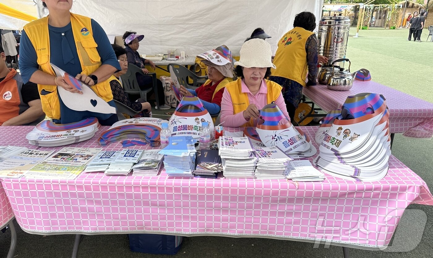 본문 이미지 -  햇볕 가림 모자를 나눠주고 있는 안내부스ⓒ 뉴스1 윤슬빈 기자