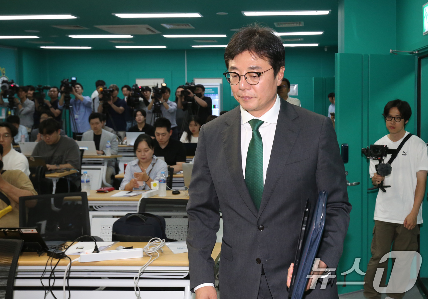 (대전=뉴스1) 김기태 기자 = 황선홍 대전하나시티즌 신임 감독이 5일 대전월드컵경기장에서 취임 기자회견을 하기 위해 이동하고 있다. 2024.6.5/뉴스1