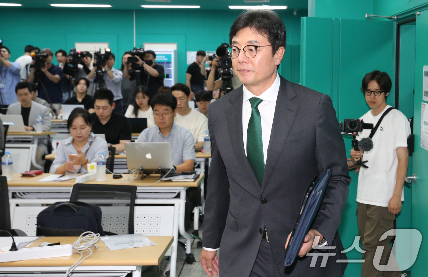 (대전=뉴스1) 김기태 기자 = 황선홍 대전하나시티즌 신임 감독이 5일 대전월드컵경기장에서 취임 기자회견을 하기 위해 이동하고 있다. 2024.6.5/뉴스1