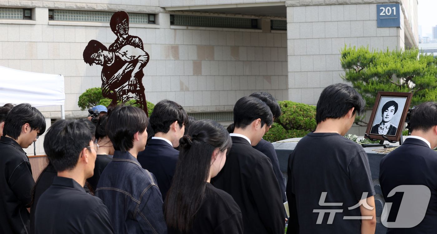 (서울=뉴스1) 김명섭 기자 = 5일 서울 서대문구 연세대학교에서 열린 제37주기 이한열 추모식에서 참석자들이 묵념을 하고 있다. 2024.6.5/뉴스1