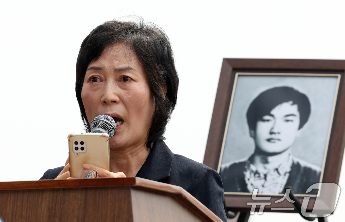 (서울=뉴스1) 김명섭 기자 = 5일 서울 서대문구 연세대학교에서 열린 제37주기 이한열 추모식에서 큰 누나인 이숙례씨가 유가족 인사를 하고 있다. 2024.6.5/뉴스1