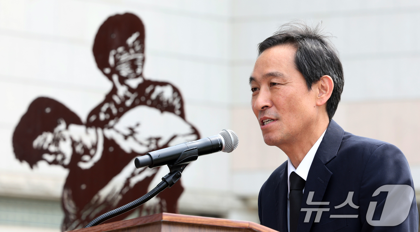 (서울=뉴스1) 김명섭 기자 = 5일 서울 서대문구 연세대학교에서 열린 제37주기 이한열 추모식에서 우상호 (사)이한열기념사업회 이사장이 인사말을 하고 있다. 2024.6.5/뉴스 …