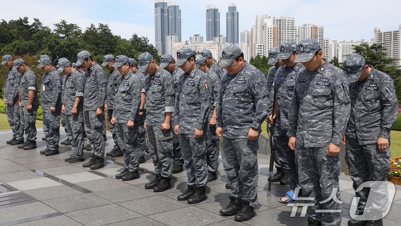 (부산=뉴스1) 윤일지 기자 = 현충일을 하루 앞둔 5일 오후 부산 남구 유엔기념공원을 찾은 해군작전사령부 장병들이 6·25전쟁 참전 유엔군 전몰장병 묘역에서 묵념하고 있다. 20 …