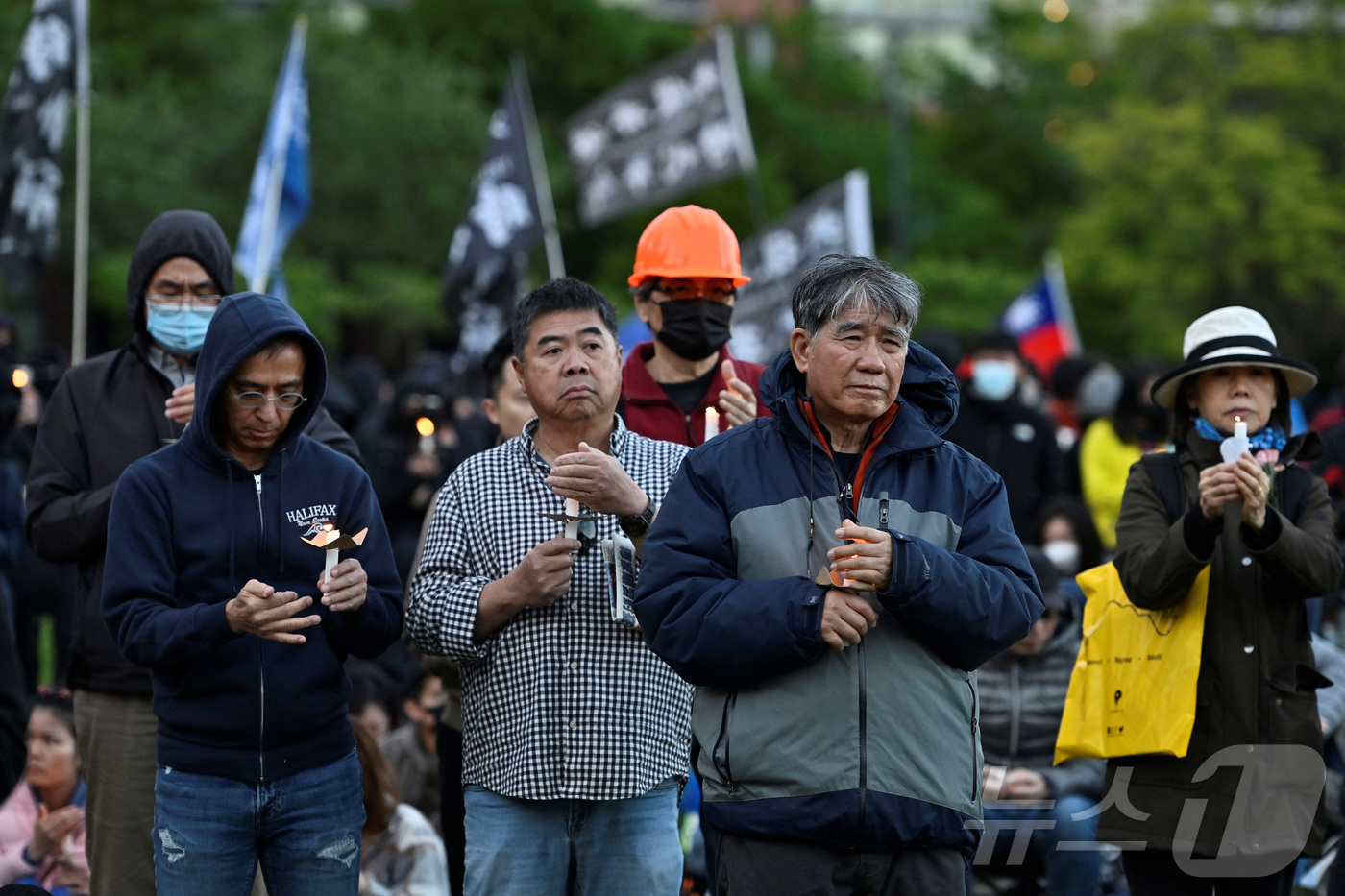 (밴쿠버 로이터=뉴스1) 박재하 기자 = 4일(현지시간) 캐나다 밴쿠버에서 톈안먼 민주화 시위 35주년을 추모하는 촛불 집회가 열렸다. 톈안만 시위 언급이 금지된 중국과 홍콩에서는 …