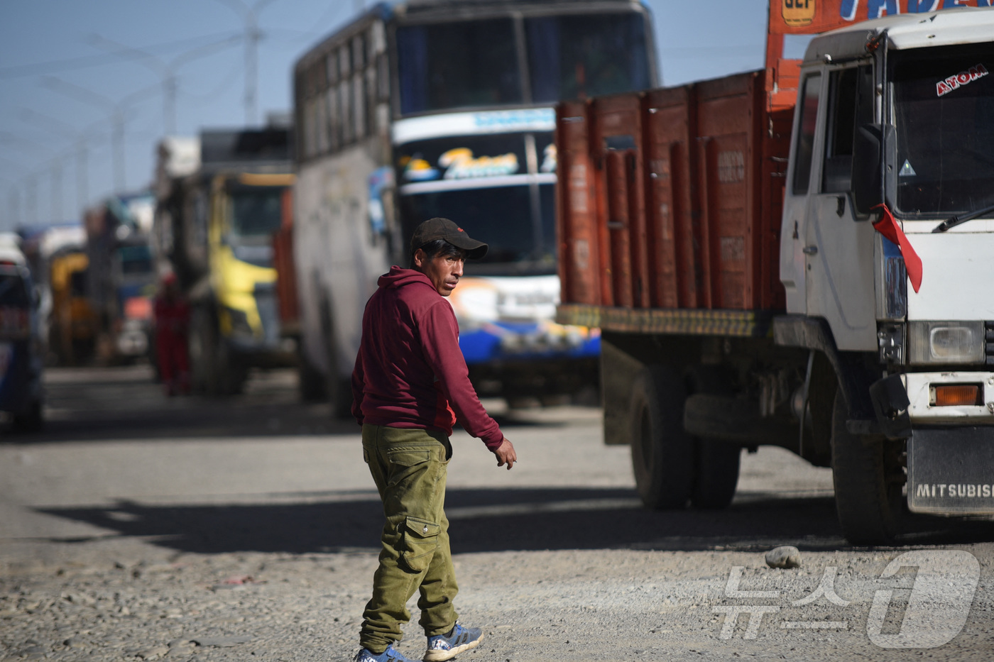 (엘알토 로이터=뉴스1) 박재하 기자 = 4일(현지시간) 연료 부족에 시달리는 볼리비아 엘알토의 한 주유소 앞에 수십대의 차량이 줄을 서고 기다리고 있다. 2024.06.04/ⓒ …