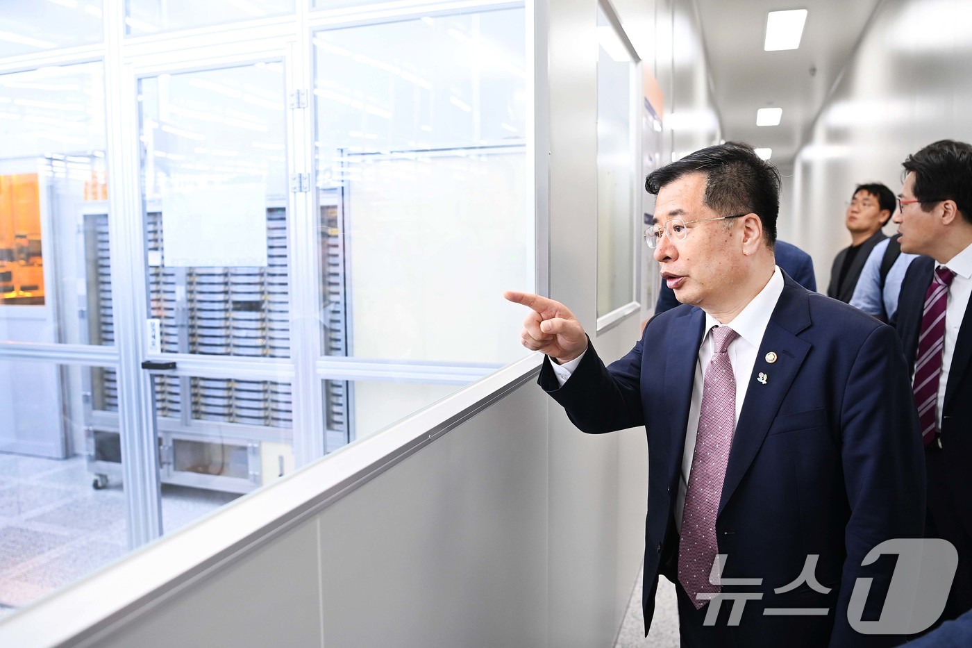 (서울=뉴스1) = 강경성 산업통상자원부 1차관이 5일 부산 기장군 소재부품장비 특화단지 내 파워반도체 상용화센터를 방문, 주요 생산시설을 둘러보고 있다. (산업통상자원부 제공) …