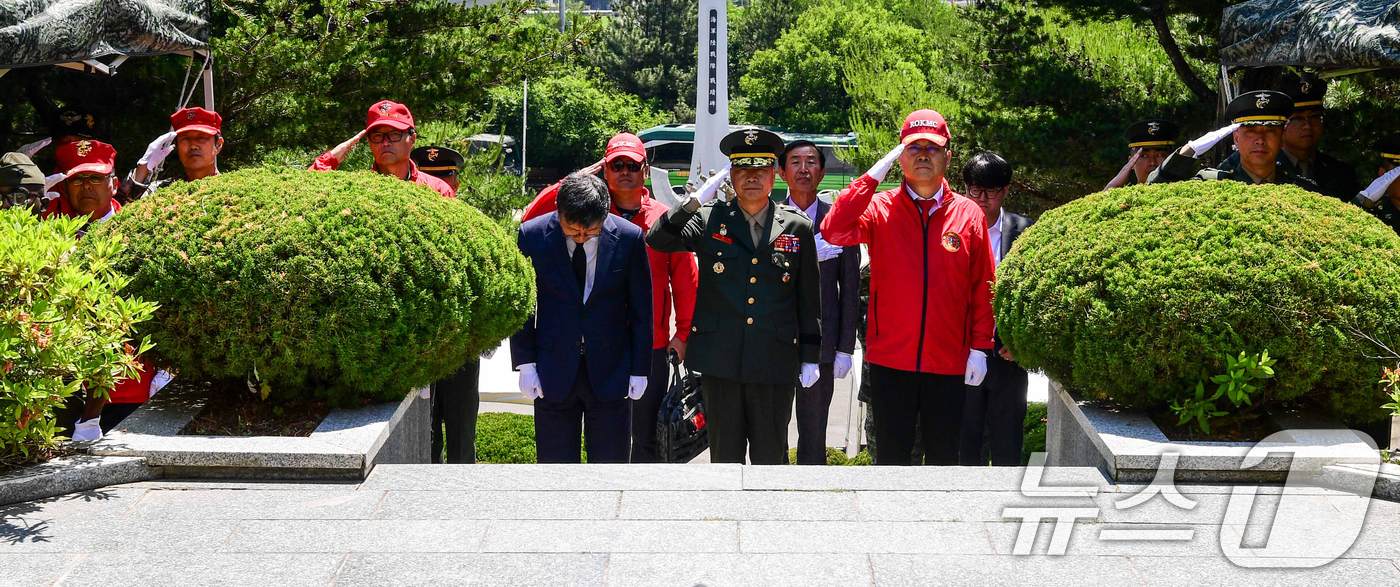 (포항=뉴스1) 최창호 기자 = 주일석 해병대 1사단장이 5일 현충일을 앞두고 경북 포항시 북구 송라면에 있는 한·미 해병대 충혼탑에서 헌화·분향하고 있다. 충혼탑은 1984년과 …