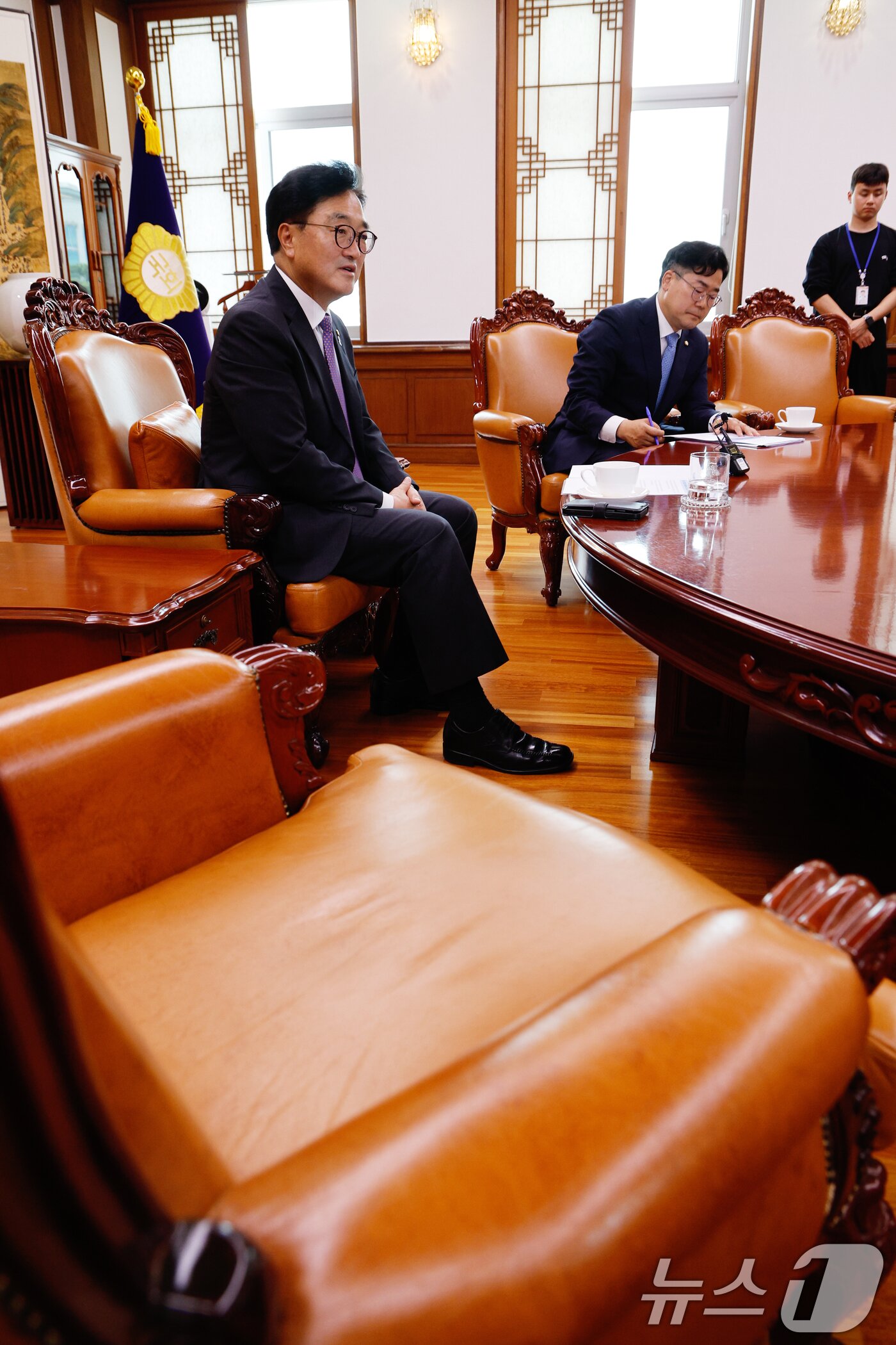 본문 이미지 - 우원식 국회의장이 5일 서울 여의도 국회의장실에서 박찬대 더불어민주당 원내대표와 함께 자리하고 있다. 2024.6.5/뉴스1 ⓒ News1 안은나 기자
