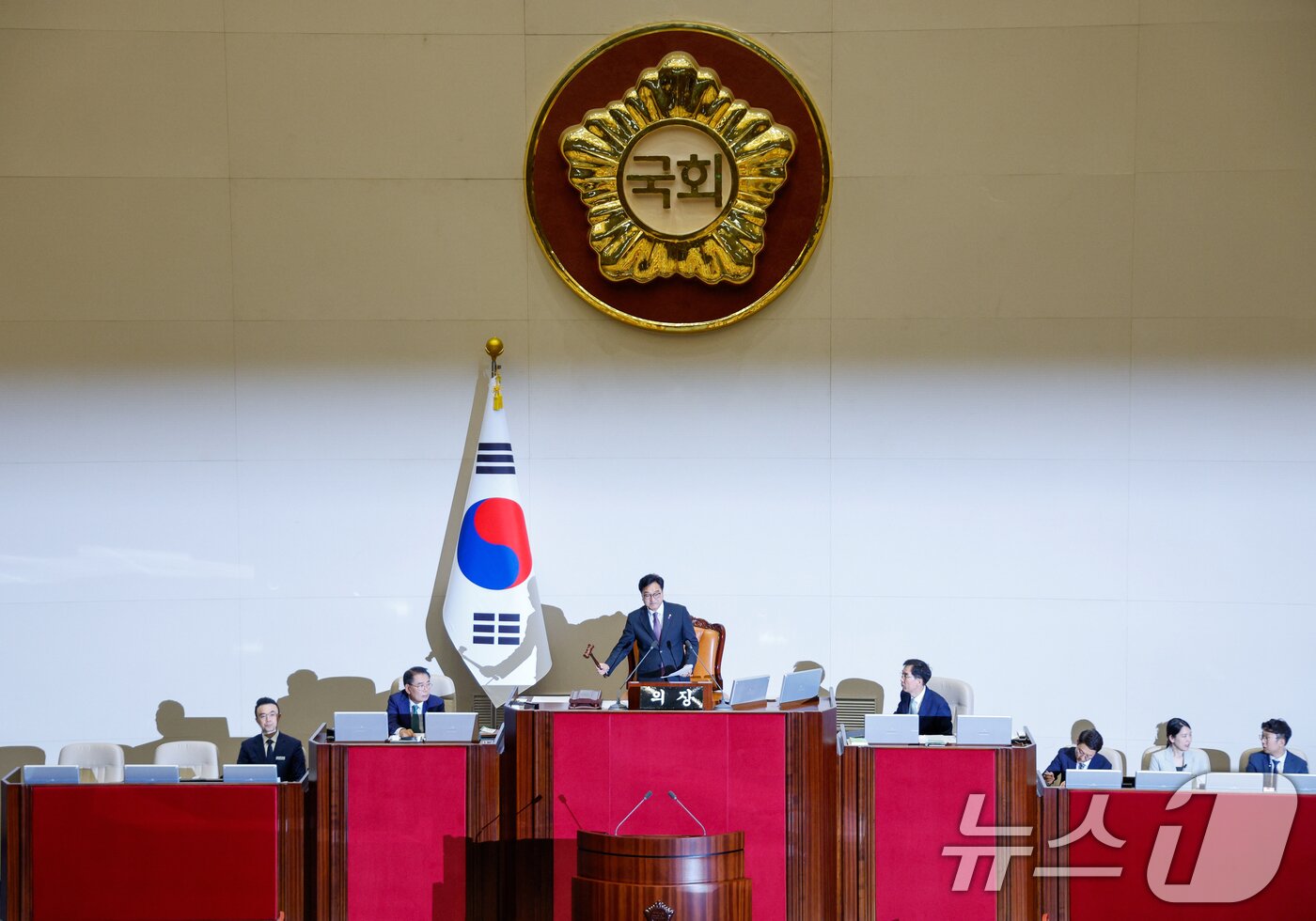본문 이미지 - 우원식 국회의장이 5일 오후 서울 여의도 국회 본회의장에서 열린 22대 국회 첫 본회의에서 의사봉을 두드리고 있다. 2024.6.5/뉴스1 ⓒ News1 안은나 기자