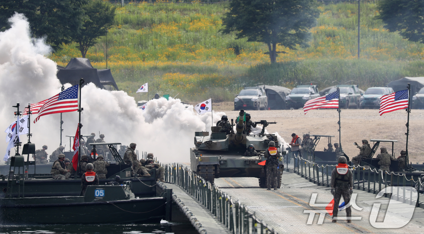 (여주=뉴스1) 김영운 기자 = 5일 오후 경기 여주시 남한강에서 열린 한미 연합 도하훈련에서 제7공병여단과 미2사단/한미연합사단 장병들이 부교도하 훈련을 실시하고 있다. 2024 …