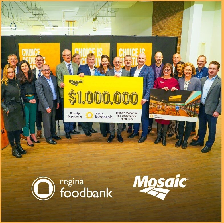 본문 이미지 - &#39;The mosaic Company&#39;가 &#39;리자이나푸트뱅크&#39;의 꿈을 함께 실현하기 위해 기부하는 모습. 이 기부금을 통해 리자이나푸트뱅크는 500만 끼가 넘는 식사를 확보했다. 2024.06.05/&#40;출처: regina foodbank 홈페이지&#41;