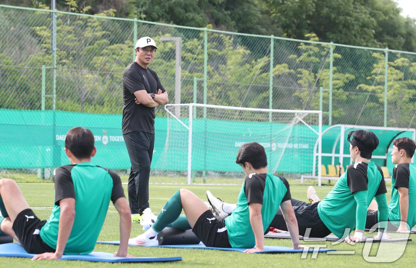 본문 이미지 - 황선홍 대전하나시티즌 신임 감독이 5일 대전 대덕구 덕암축구센터에서 선수들과 대화하고 있다. 2024.6.5/뉴스1 ⓒ News1 김기태 기자
