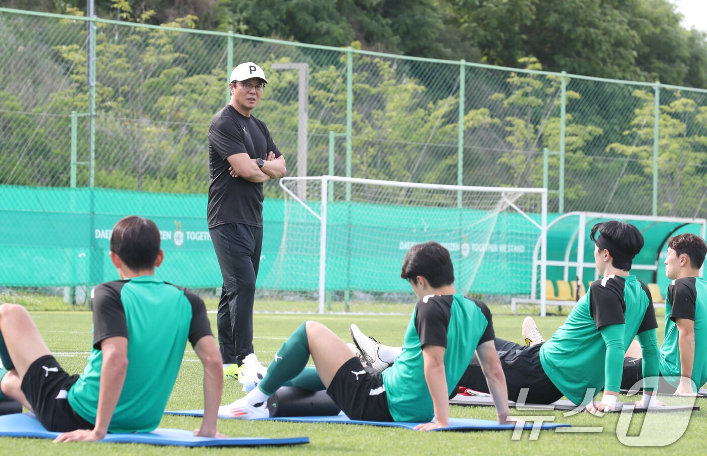 황선홍 대전하나시티즌 신임 감독이 5일 대전 대덕구 덕암축구센터에서 선수들과 대화하고 있다. 2024.6.5/뉴스1 ⓒ News1 김기태 기자