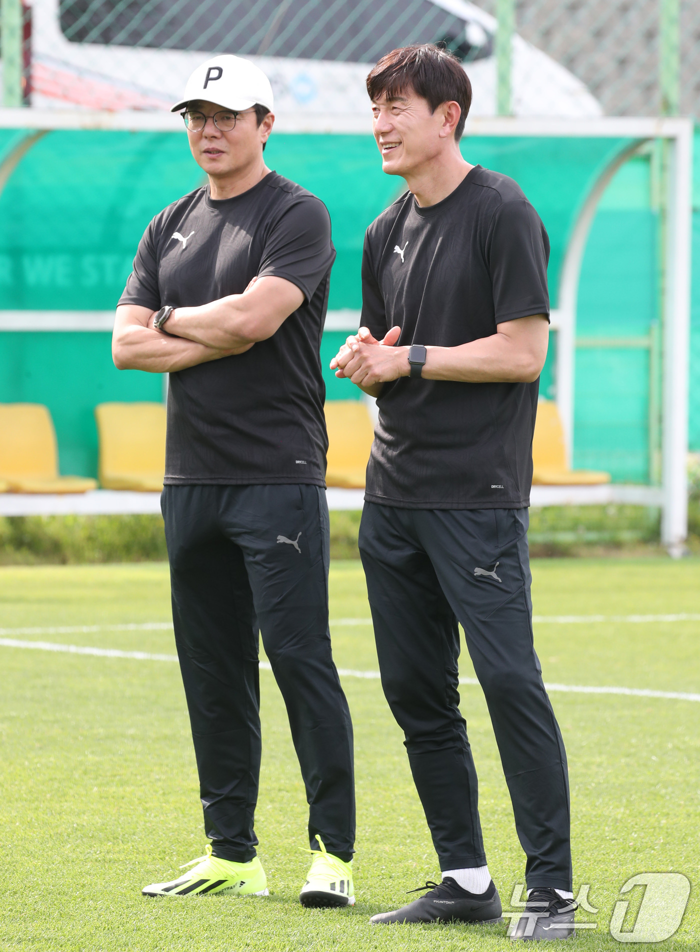 (대전=뉴스1) 김기태 기자 = 황선홍 대전하나시티즌 신임 감독이 5일 대전 대덕구 덕암축구센터에서 김일진 코치와 대화하고 있다. 2024.6.5/뉴스1