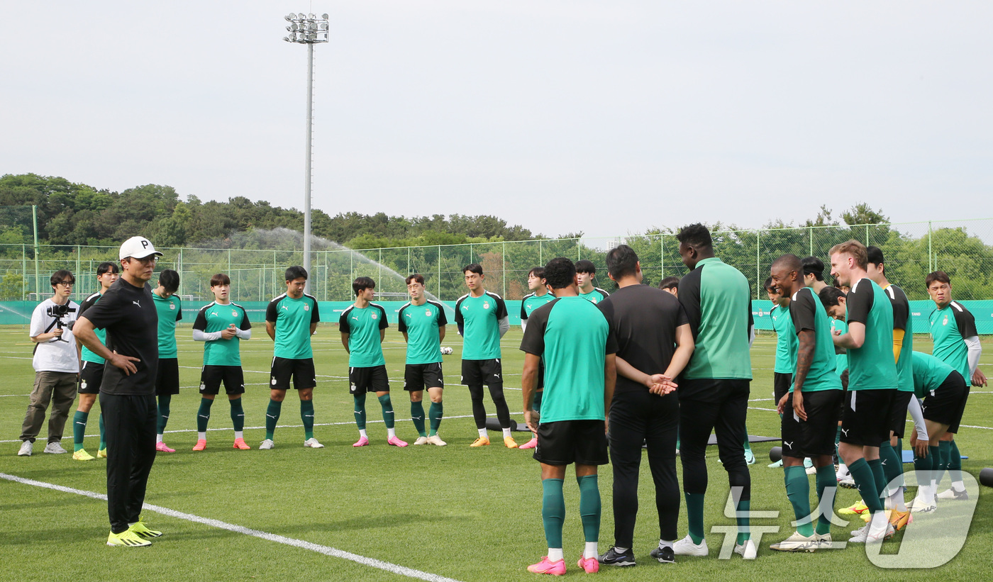 (대전=뉴스1) 김기태 기자 = 황선홍 대전하나시티즌 신임 감독이 5일 대전 대덕구 덕암축구센터에서 선수들과 대화하고 있다. 2024.6.5/뉴스1