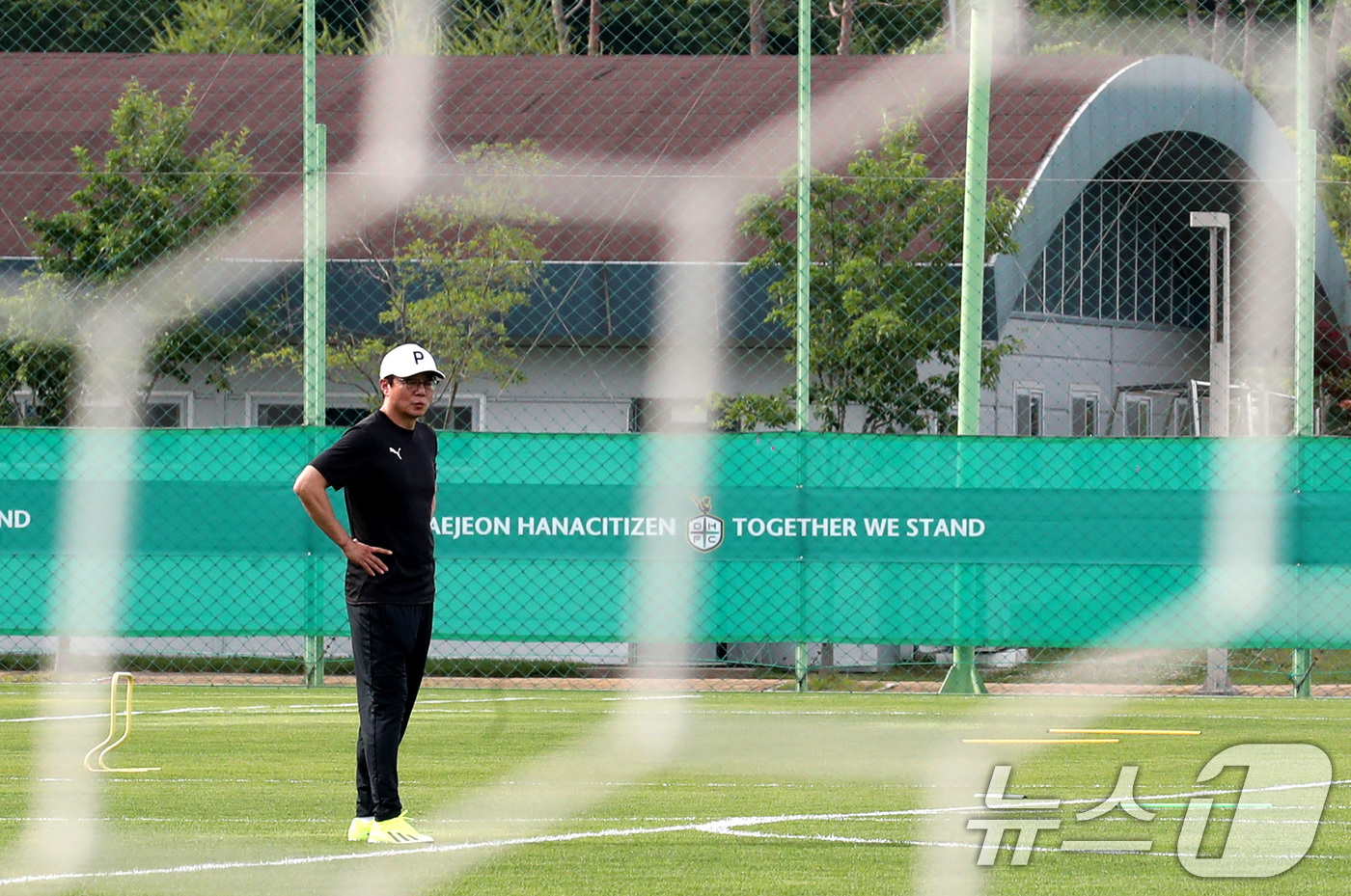 (대전=뉴스1) 김기태 기자 = 황선홍 대전하나시티즌 신임 감독이 5일 대전 대덕구 덕암축구센터에서 선수들의 훈련 모습을 바라보고 있다. 2024.6.5/뉴스1